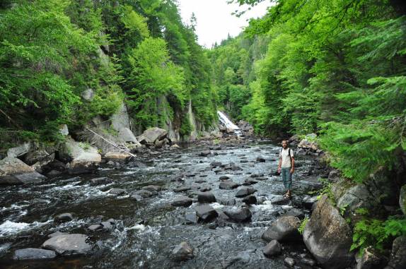 Rio cheio de corredeiras no Parc National du Mont -Tremblant, na província de Quebec, no Canadá